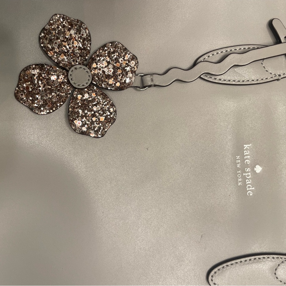 ✨ KATE SPADE NEW YORK Silver Tote with Glitter Flower Bag Charm - Picture 2 of 10